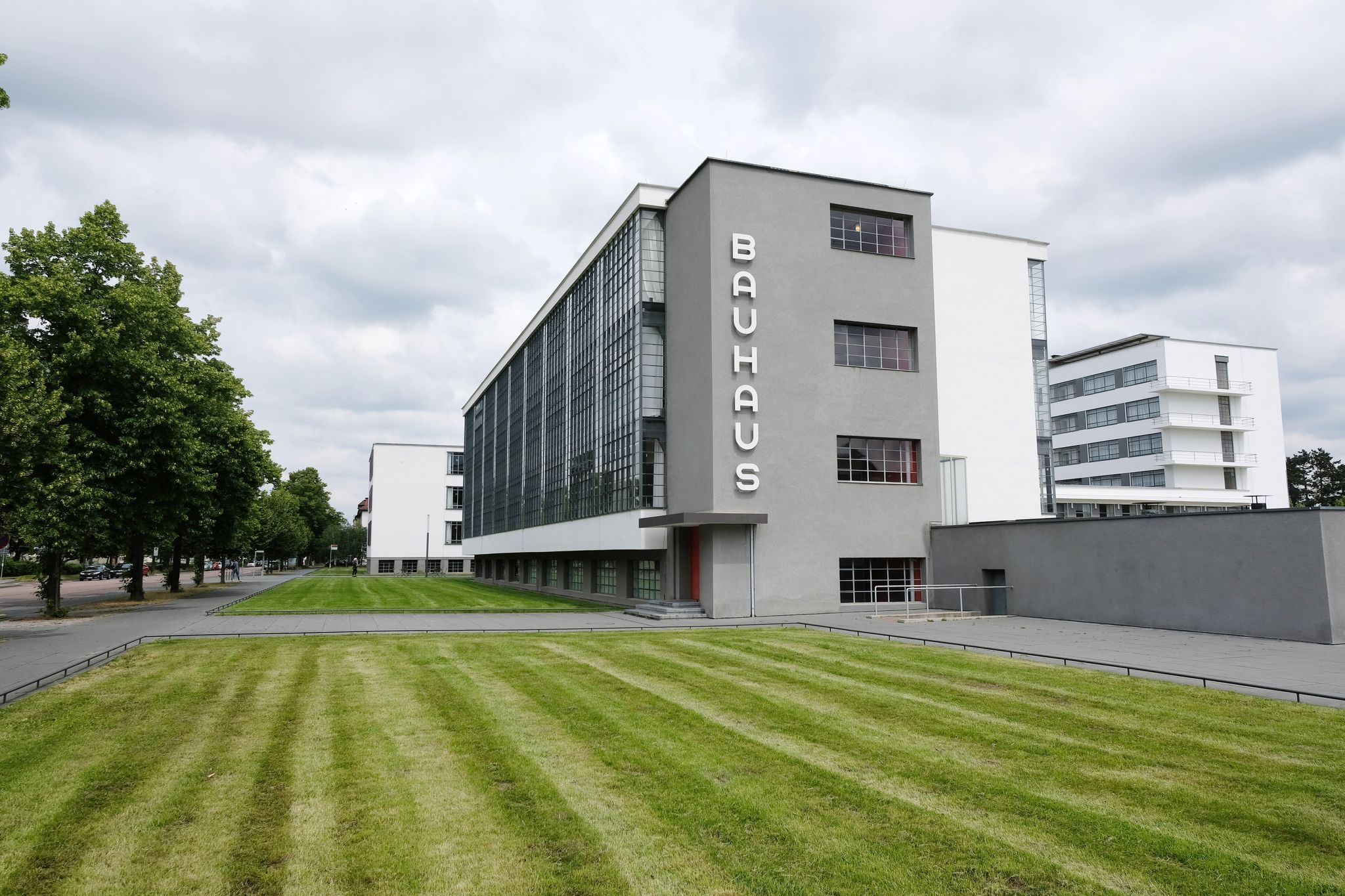 Eine Ikone der Architekturgeschichte: Das Bauhausgebäude Dessau, das ehemalige Schulgebäude des Staatlichen Bauhauses in Dessau, wurde 1925 von Walter Gropius entworfen und 1925/26 für das zuvor in Weimar befindliche Bauhaus errichtet. (Archivbild) Foto: Sebastian Willnow/dpa-Zentralbild/ZB