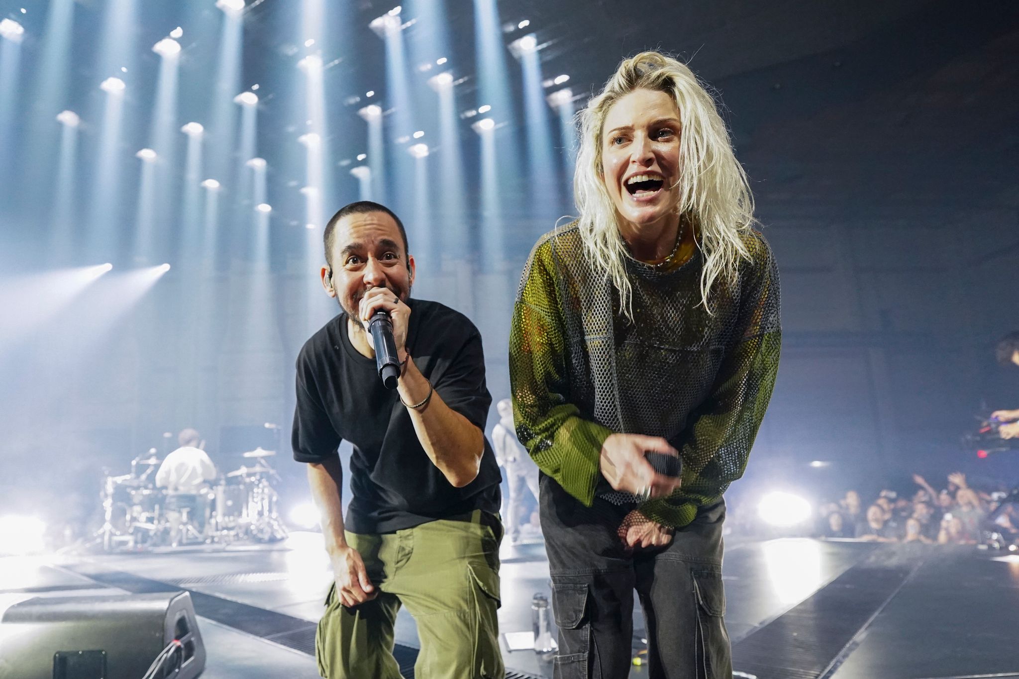 Mike Shinoda (l) und Emily Armstrong, die neue Frontfrau von Linkin Park. Foto: Jordan Strauss/Invision/AP/dpa