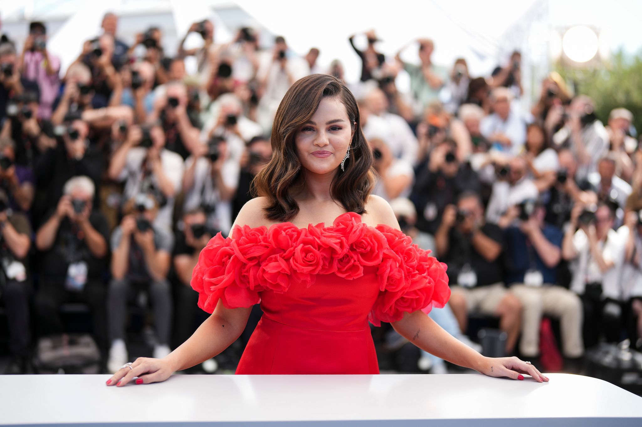 Selena Gomez überraschte am Wochenende das Volleyballteam einer Highschool mit einem Besuch. (Archivbild) Foto: Scott A Garfitt/Invision/AP/dpa