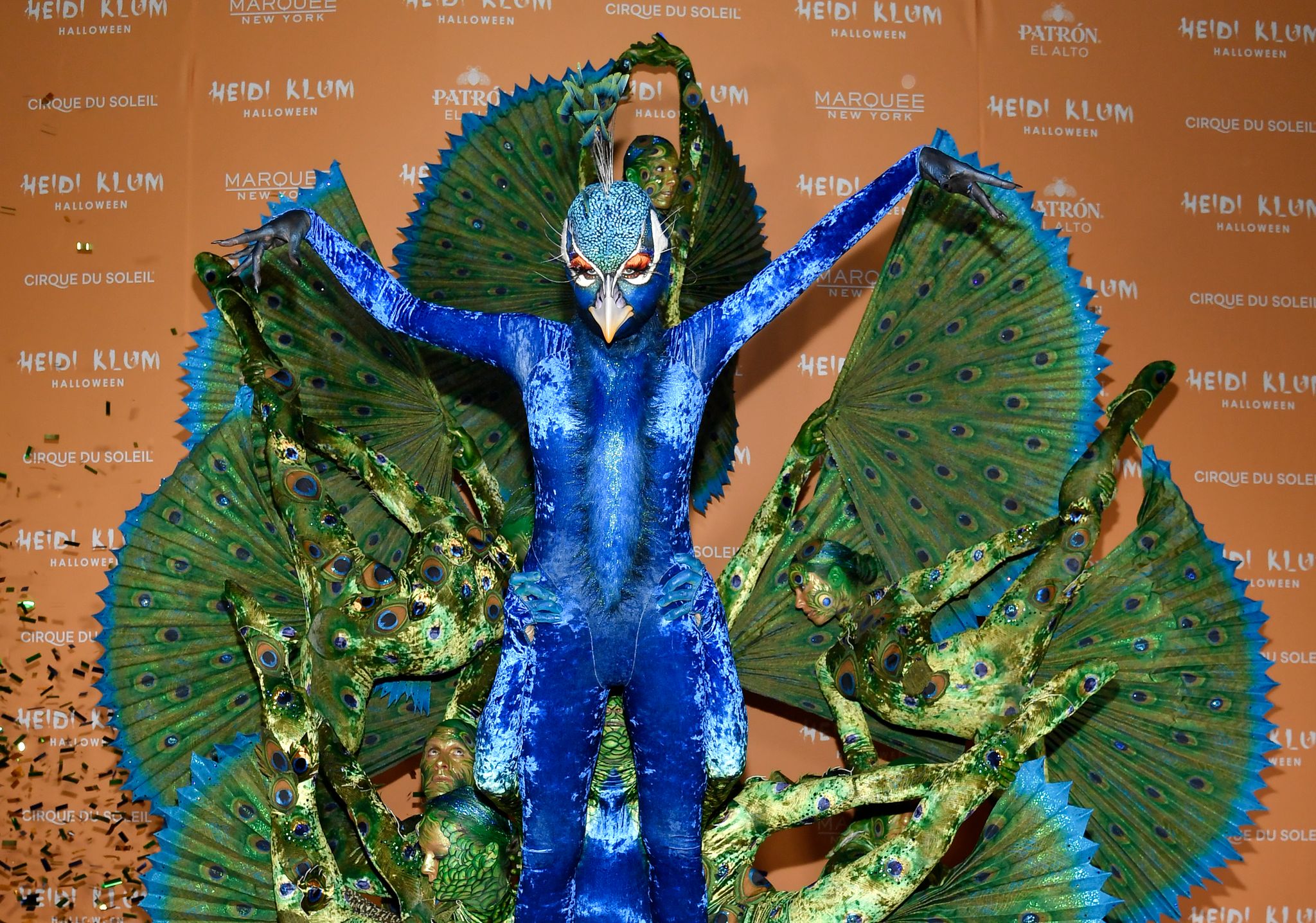 Ein schillernder Pfau - Heidi Klum bei ihrer jährlichen Halloween-Party 2023. (Archivbild) Foto: Evan Agostini/Invision/AP/dpa