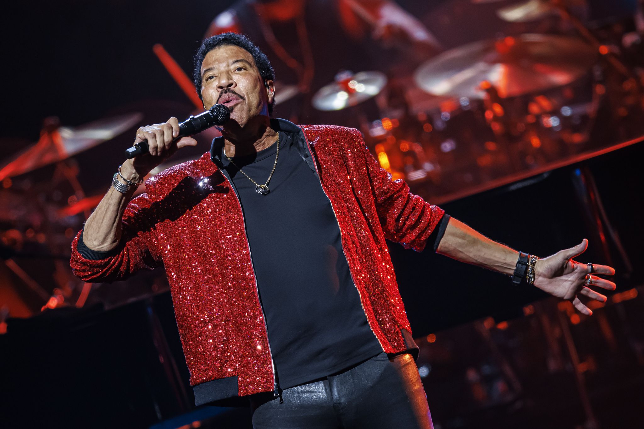 In den letzten Jahren trat Lionel Richie auf vielen Festivals auf. 2025 gibt er auf seiner Europa-Tournee fünf Konzerte in Deutschland. Foto: Valentin Flauraud/KEYSTONE/dpa