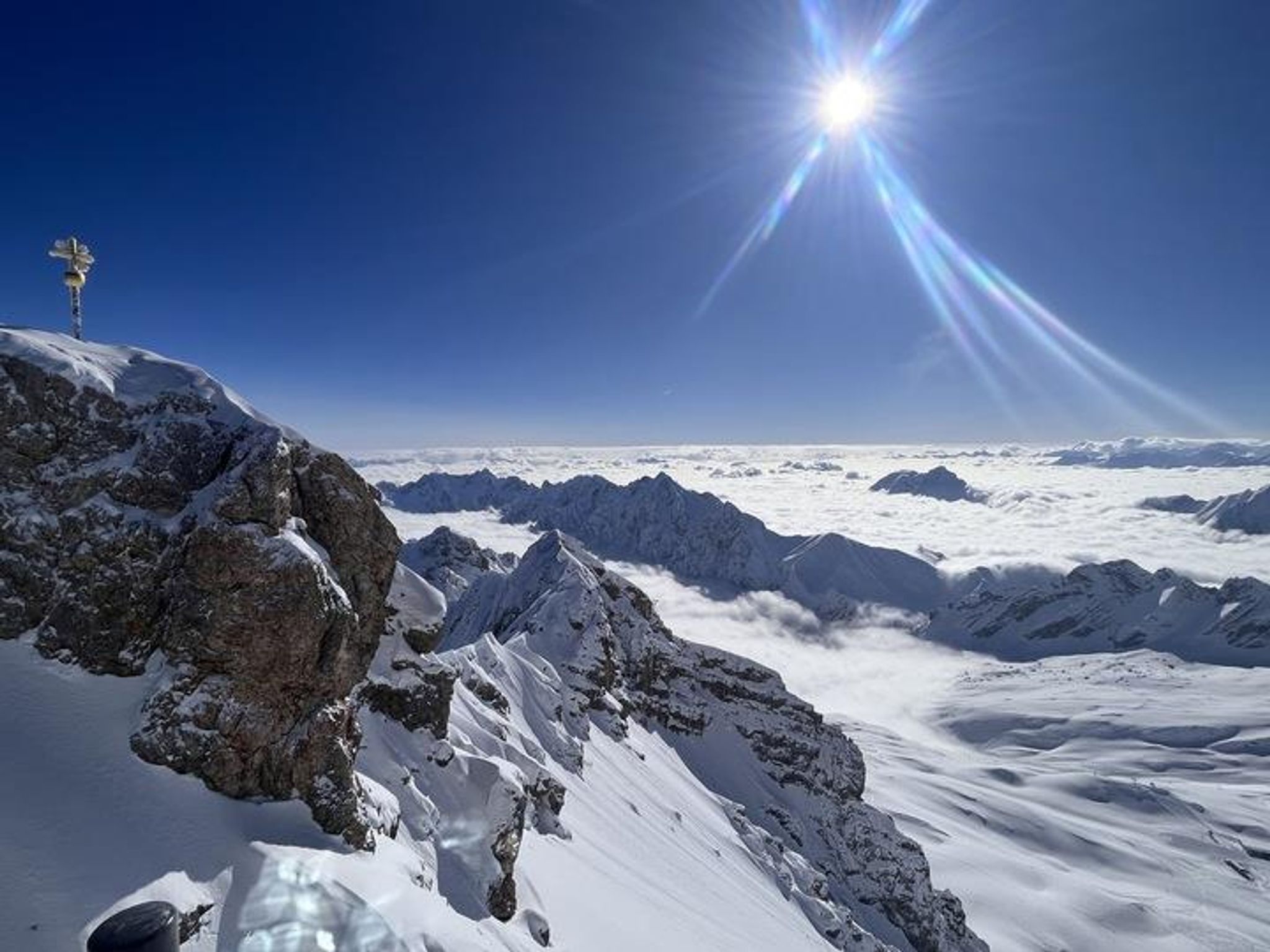 Deutschlands höchster Gipfel: die Zugspitze. Bayern gehört für den «Lonely Planet» zu den Top-Zielen des kommenden Jahres. (Archivbild) Foto: Christoph Trost/dpa