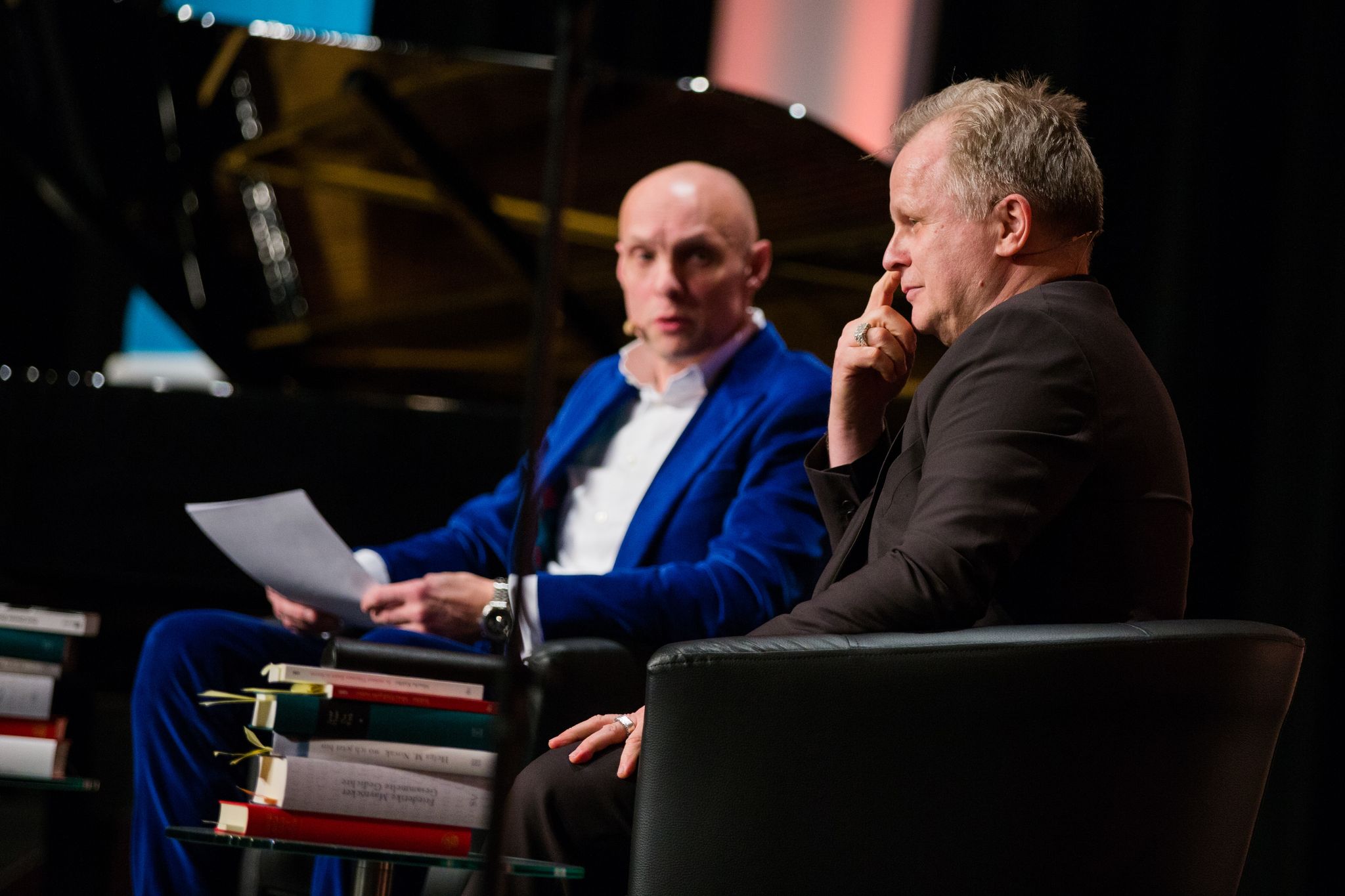 Verbindet eine lange Freundschaft und Zusammenarbeit: Schon 2015 saßen  Michael Lentz und Herbert Grönemeyer zusammen auf der Bühne und sprachen über die Texte des Musikers, damals bei der Lit.Cologne. Foto: picture alliance / dpa