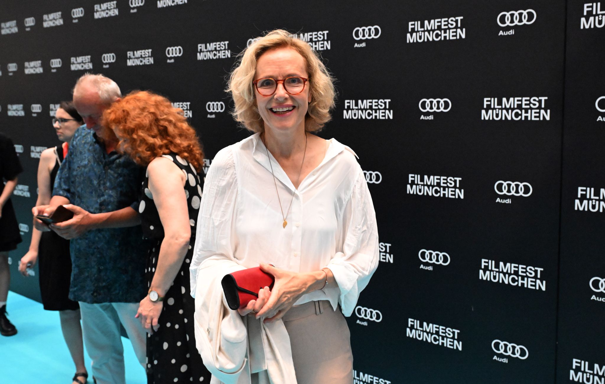 Bei dieser Premiere war der Teppich türkis. Foto: Felix Hörhager/dpa