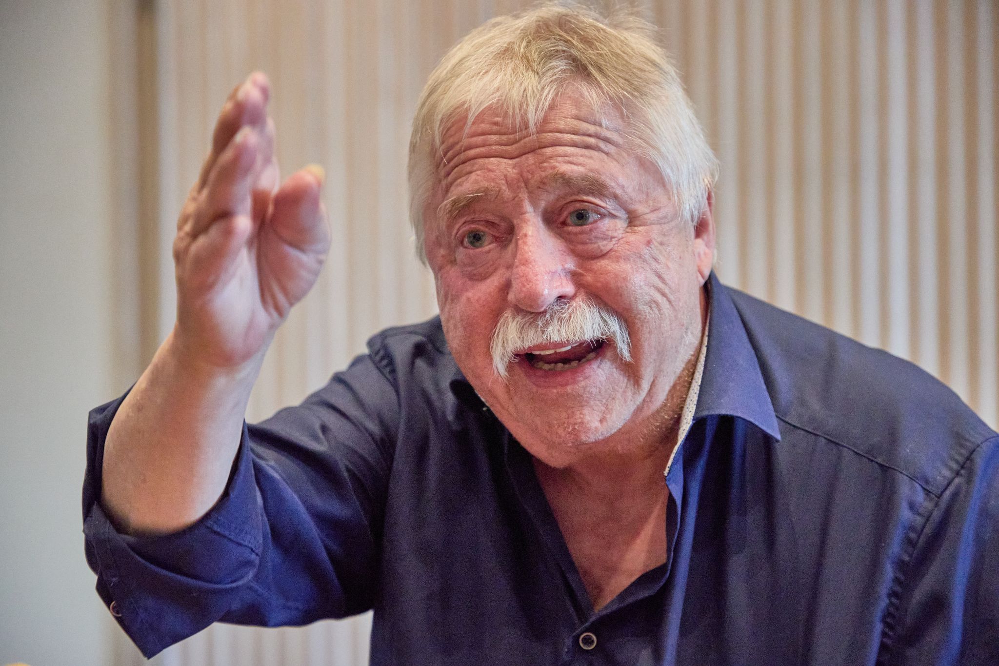 Er habe schon in der Steinzeit vor der Höhle gesungen, sagt Liedermacher Wolf Biermann. Foto: Georg Wendt/dpa