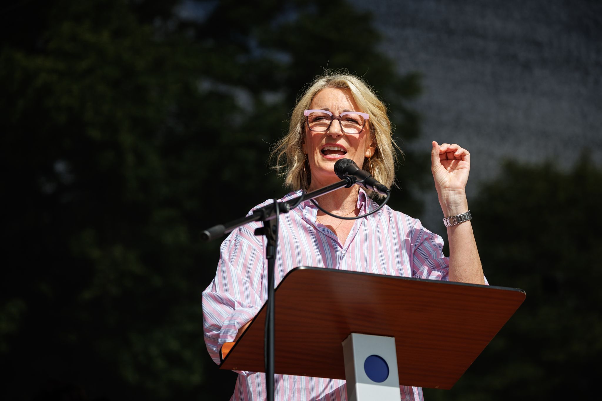 Für ihr Buch «Willkommen im falschen Film» wurde Monika Gruber heftig kritisiert. Nun erscheint es in einer Neuauflage.  Foto: Matthias Balk/dpa