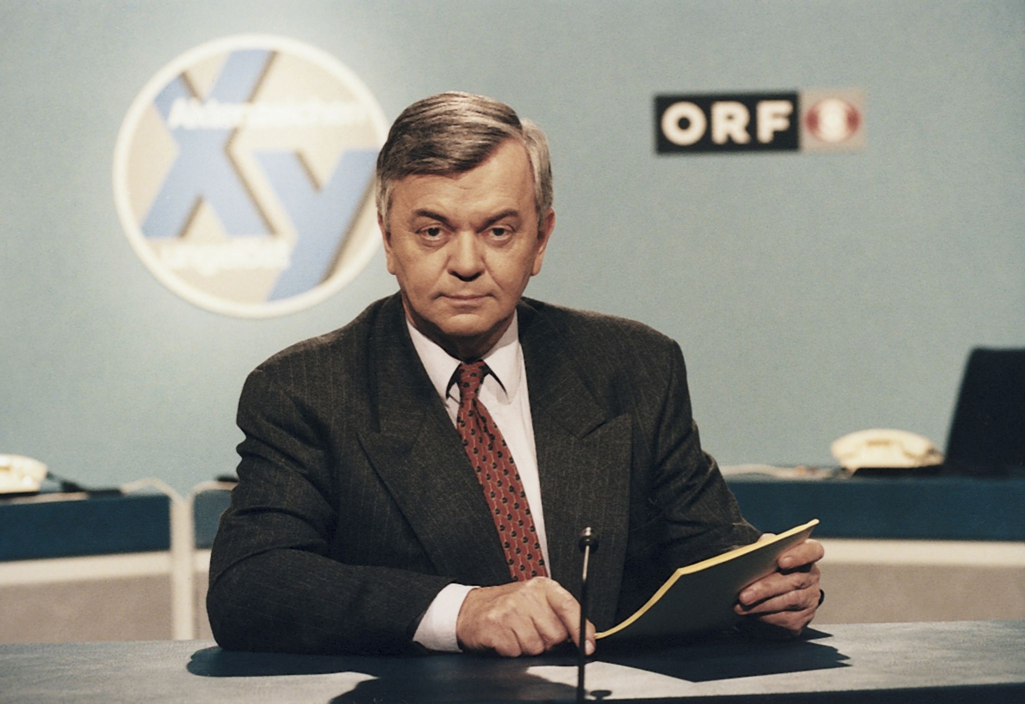 Peter Nidetzky im ORF-Studio der Sendung "Aktenzeichen XY ...ungelöst". Foto: Hermann Roth/ZDF/dpa