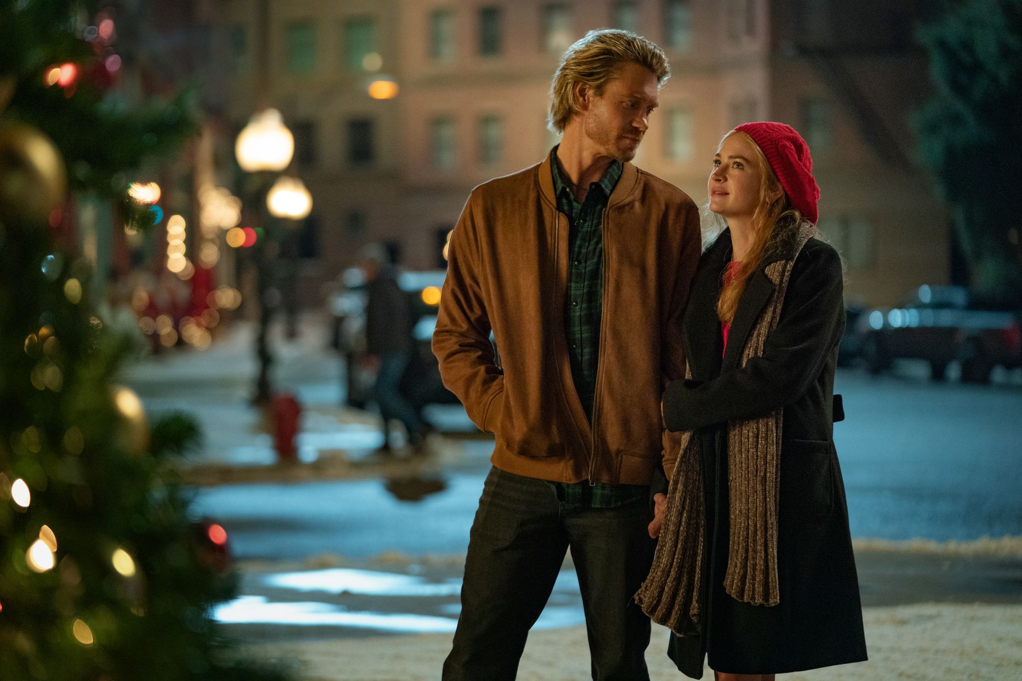 Chad Michael Murray und Britt Robertson im neuen Netflix-Weihnachtsfilm «The Merry Gentlemen» (Start 20. November) Foto: Cr. Katrina Marcinowski/Netflix © 2024/dpa