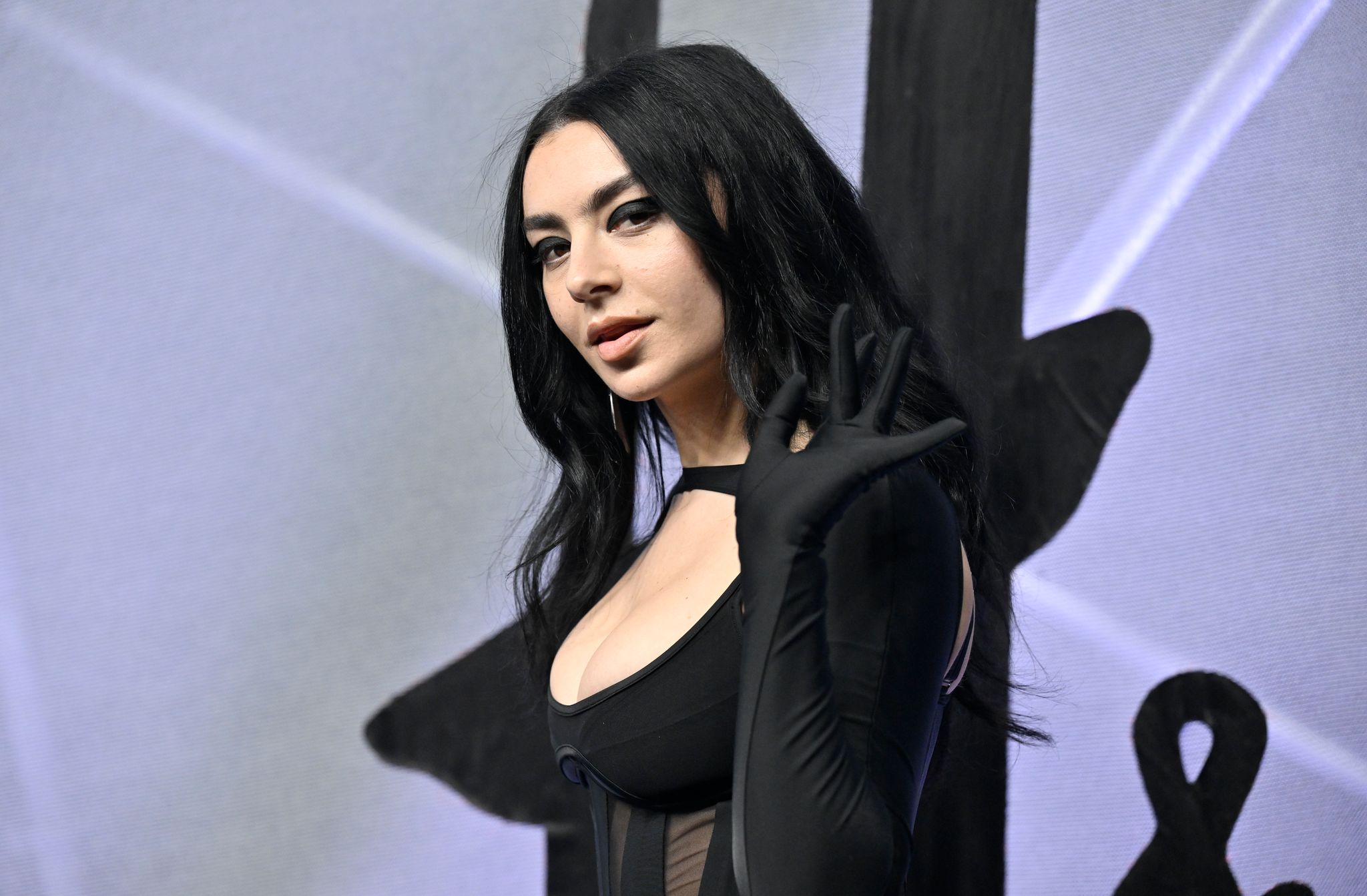 Machte den Begriff «brat» mit ihrem Albumtitel groß: Charli XCX. (Archivbild) Foto: Evan Agostini/Invision via AP/dpa