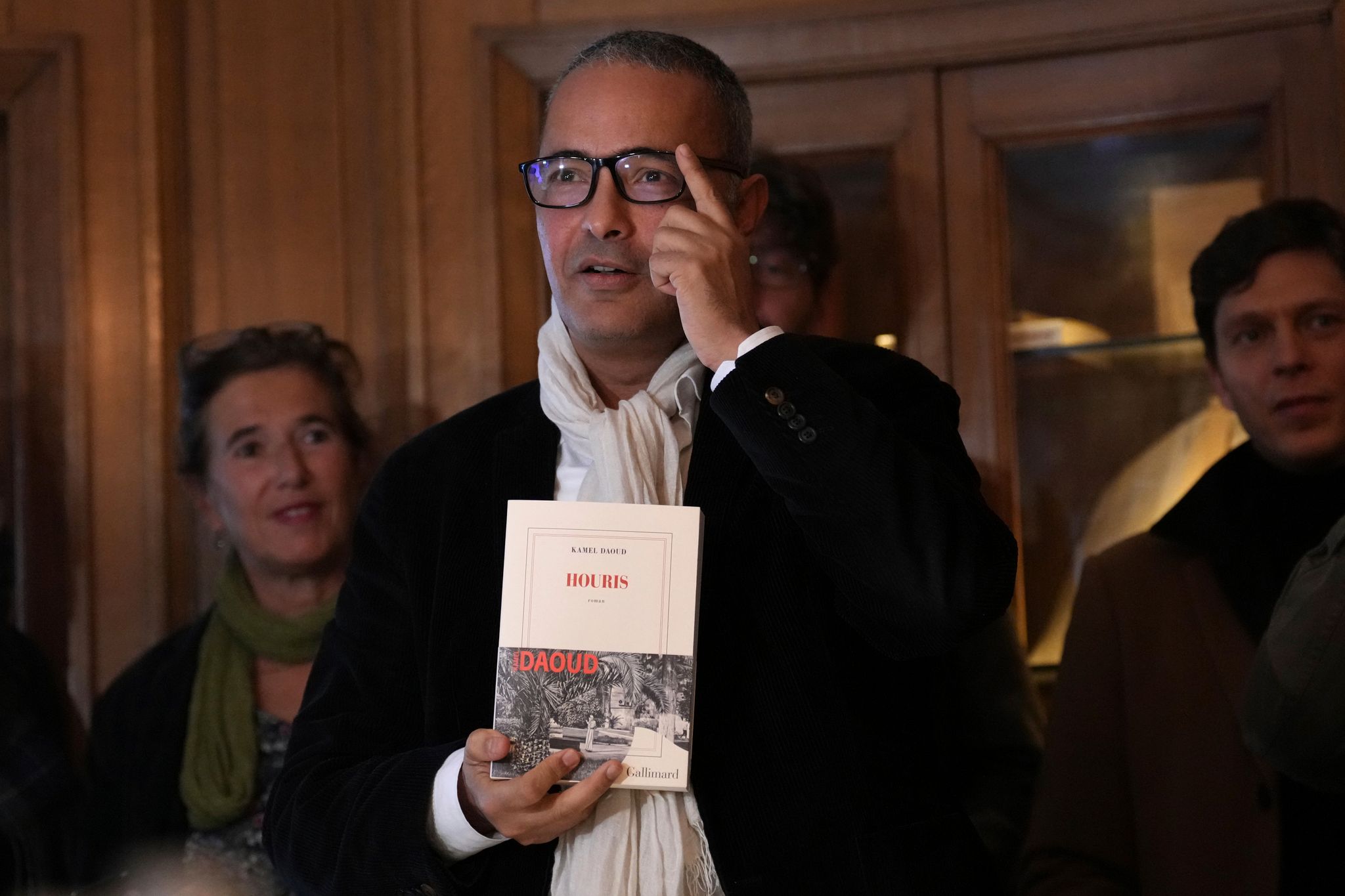 Der algerisch-französische Schriftsteller Kamel Daoud, nachdem er am Montag in Paris im Restaurant Drouant mit dem Prix Goncourt, dem renommiertesten Literaturpreis Frankreichs, ausgezeichnet wurde. Foto: Aurelien Morissard/AP/dpa