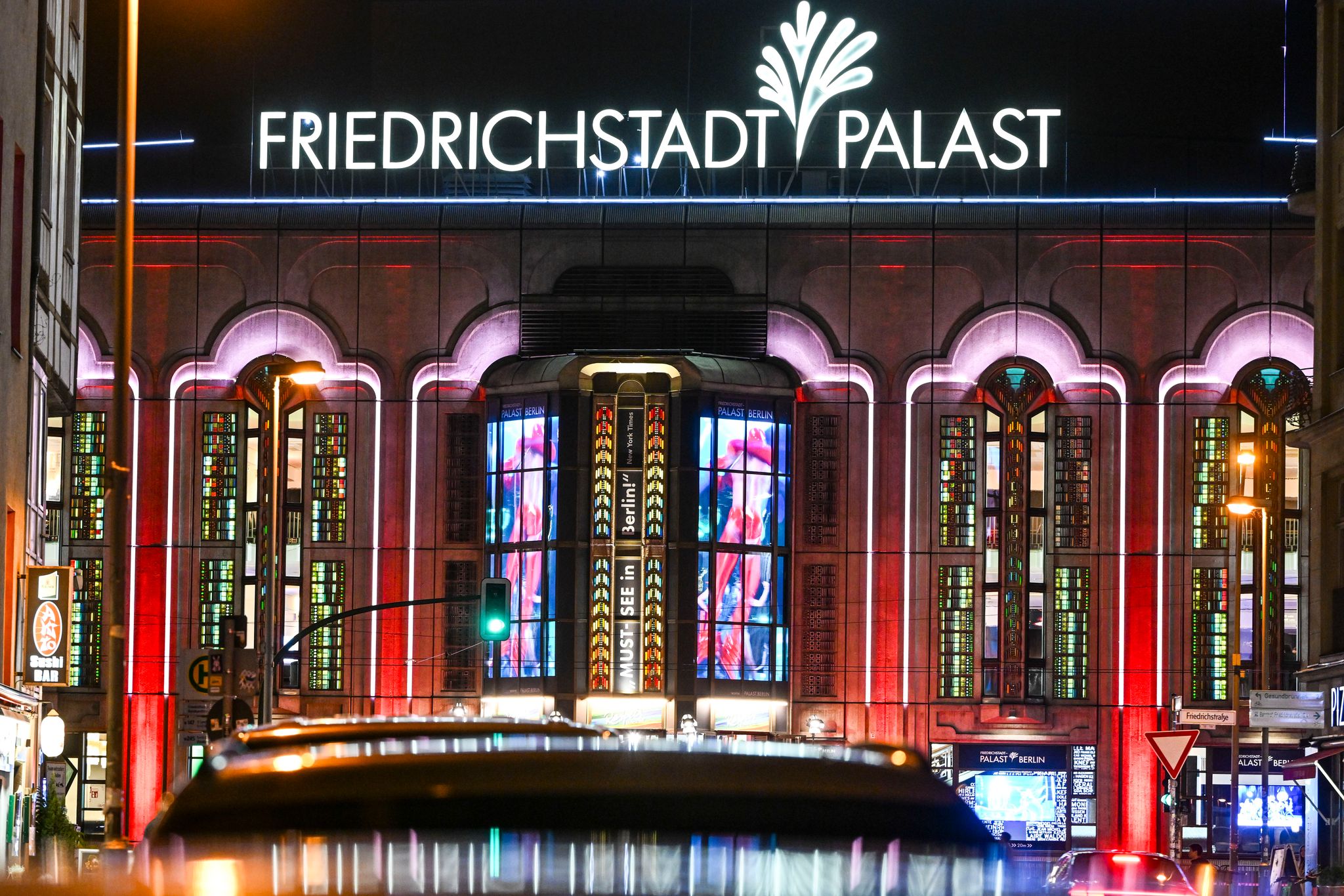 Auch der Friedrichstadt-Palast ist von den Sparmaßnahmen betroffen. (Archivbild)  Foto: Jens Kalaene/dpa