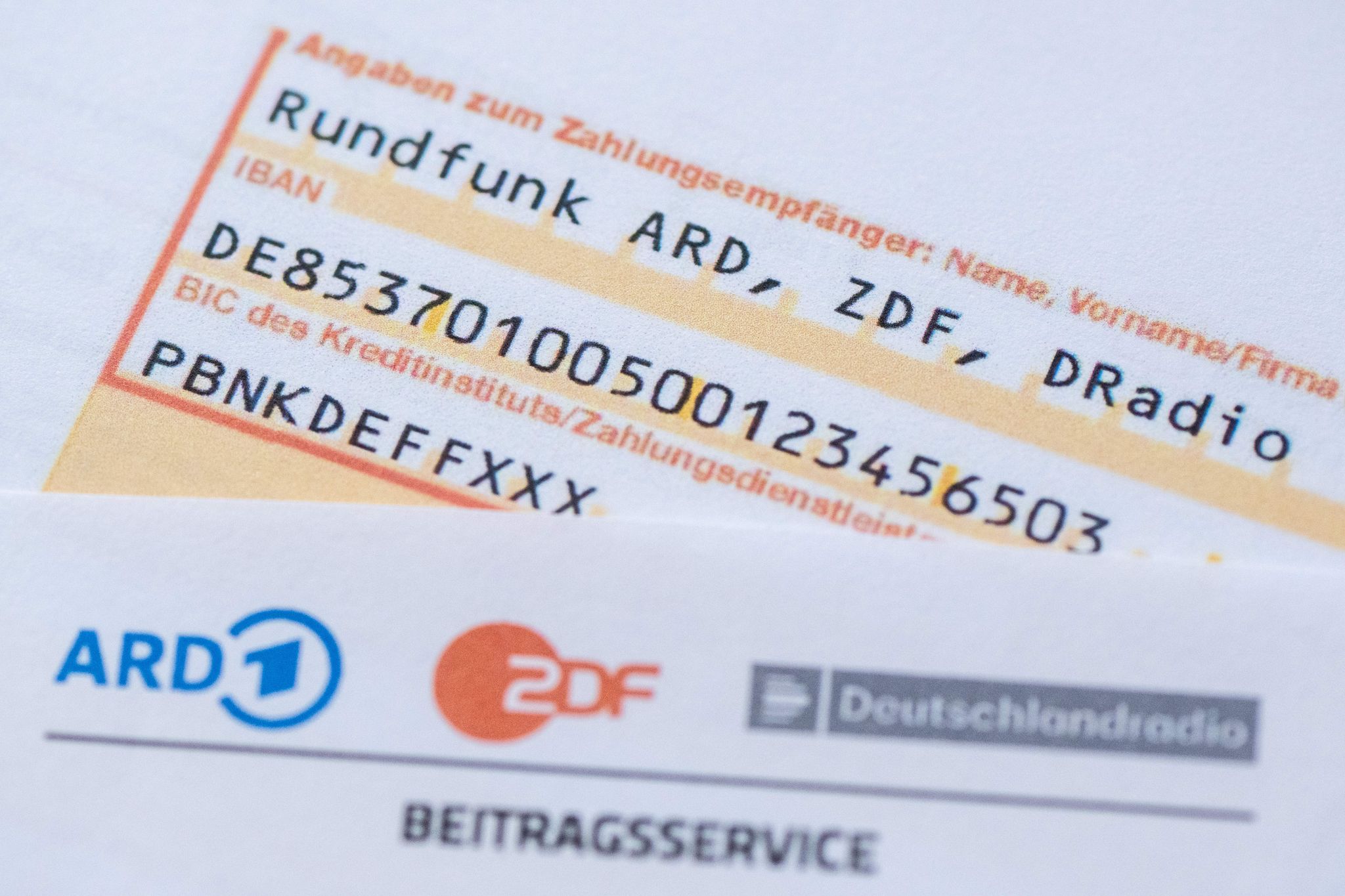 Aktuell beträgt der Rundfunkbeitrag monatlich 18,36 Euro. (Symbolbild) Foto: Sebastian Kahnert/dpa