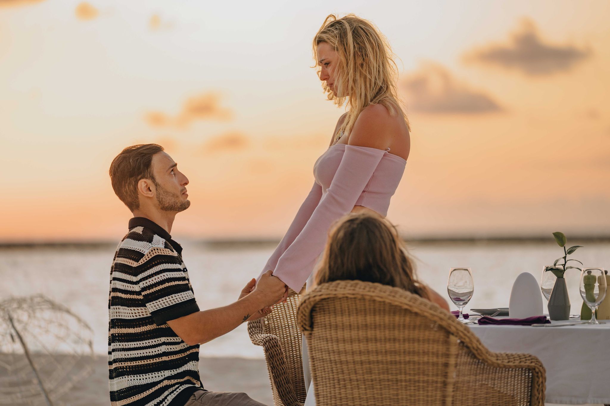 GZSZ-Star Timur Ülker hat seiner Freundin Caroline am Strand einen Antrag gemacht - die beiden Kinder waren lebhafte Zeugen. Foto: Raaya by Atmosphere/dpa