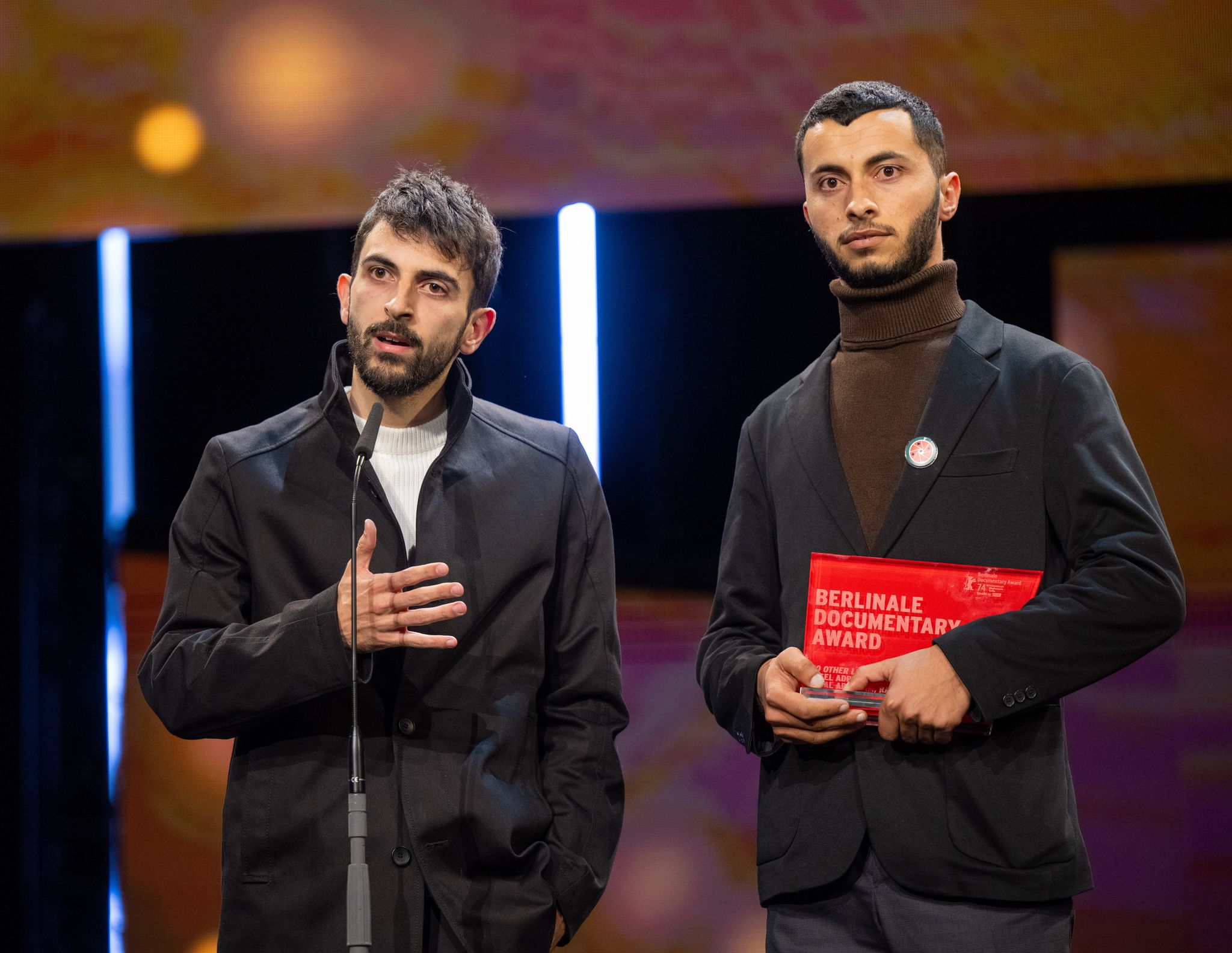 Yuval Abraham und Basel Adra wurden nach der Vorstellung von «No Other Land» in die Akademie der Künste digital zugeschaltet. (Archivbild)  Foto: Monika Skolimowska/dpa