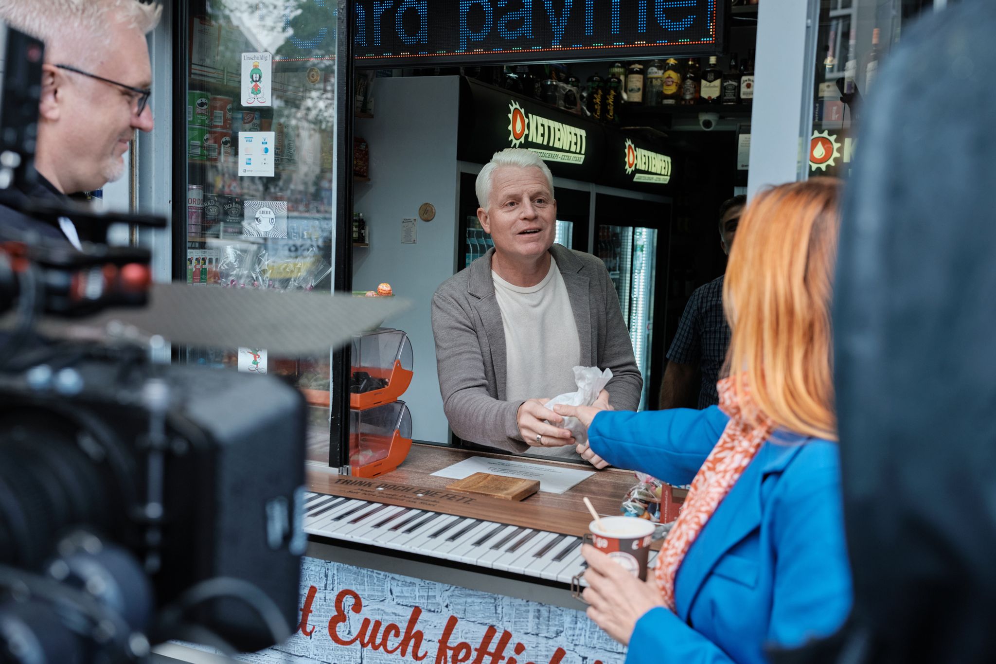 Für den Kölner Comedian Guido Cantz ist der Kiosk ein Ort des Austausches. Foto: Henk Aaron Szanto/ZDF/dpa