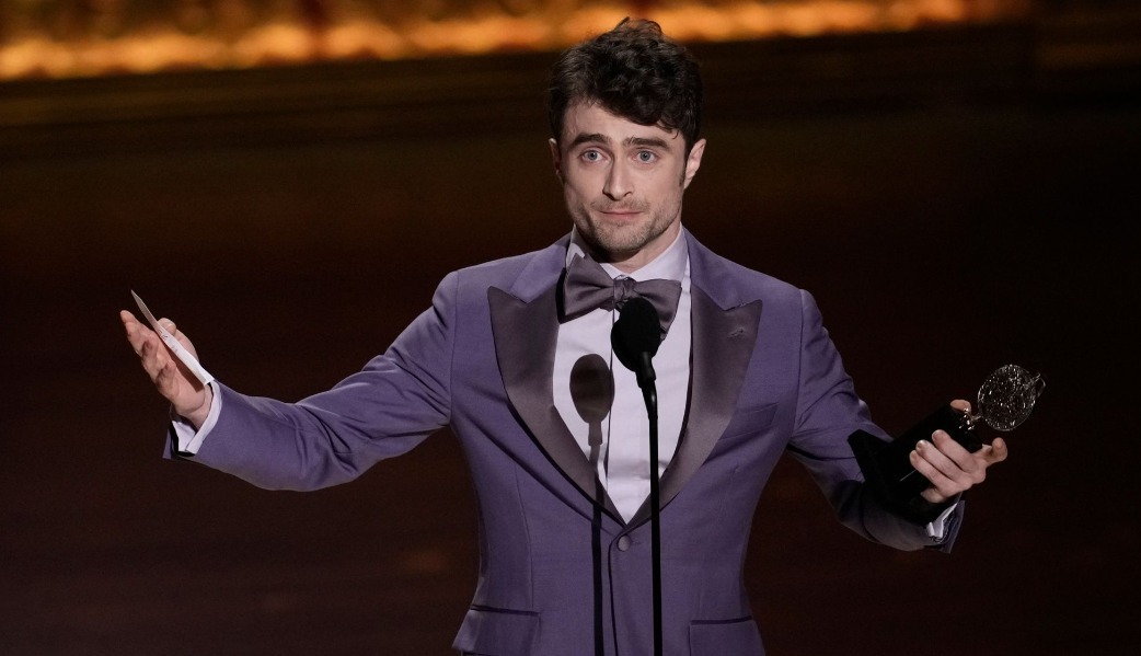 Daniel Radcliffe nimmt in New York seinen Tony Award entgegen. Foto: Charles Sykes/Invision/AP/dpa